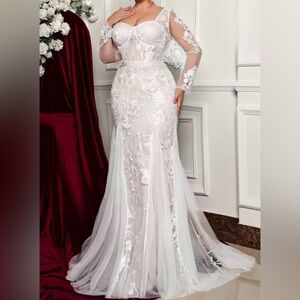 Lace Appliqué Wedding Dress NEW/NEVER WORN